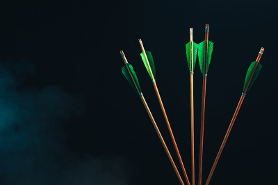 五木箭。美丽的烟雾的背景。中世纪的武器都是手工制作的。