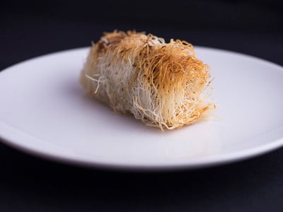 卡塔菲酥饼孤立在黑色