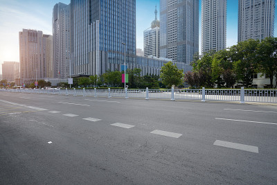 中国青岛的城市道路和现代化的办公大楼
