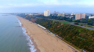 英国伯恩茅斯海滩和码头