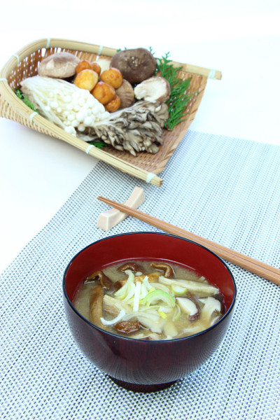 Misoshiru有很多不同的蘑菇