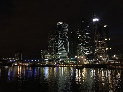 莫斯科国际商务中心上的日落在秋天，俄罗斯莫斯科。