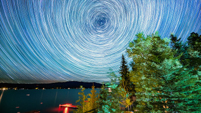 爱达荷州的夏夜在银河和星星下度过