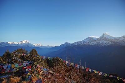 雪山的ghrepani Poon山和彩色的payer旗帜，喜马拉雅山脉Annapurna