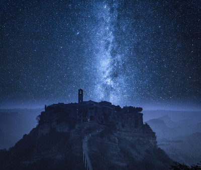 夜晚，意大利巴尼奥地区的银河