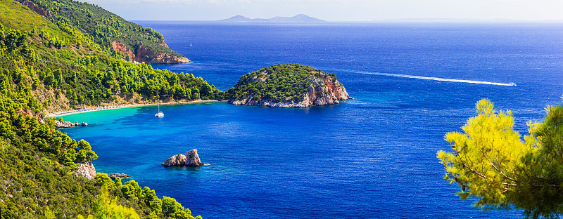 Skopelos岛-美丽的斯塔菲洛斯海滩全景。斯波拉得岛,希腊