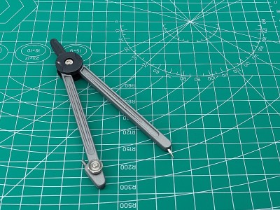 在切割席上绘制指南针的高角度视图