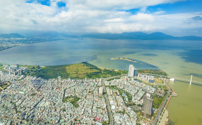 鸟瞰岘港市，这是一个非常著名的旅游目的地。
