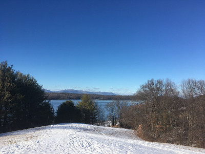 诗人的步道，新红钩步道，纽约覆盖在雪。晴朗的冬日午后，晴朗的蓝天，白雪皑皑的山峰和哈德逊河。