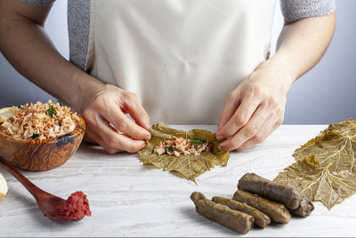 yaprak sarmasi是一种传统的土耳其菜，以葡萄叶和大米为馅料