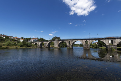 米尼奥地区Ponte da Barca村利马河上的旧桥