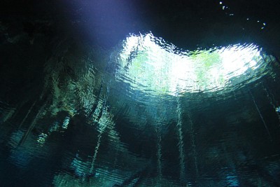 洞穴和洞穴水肺潜水在一个天然井或下沉洞。