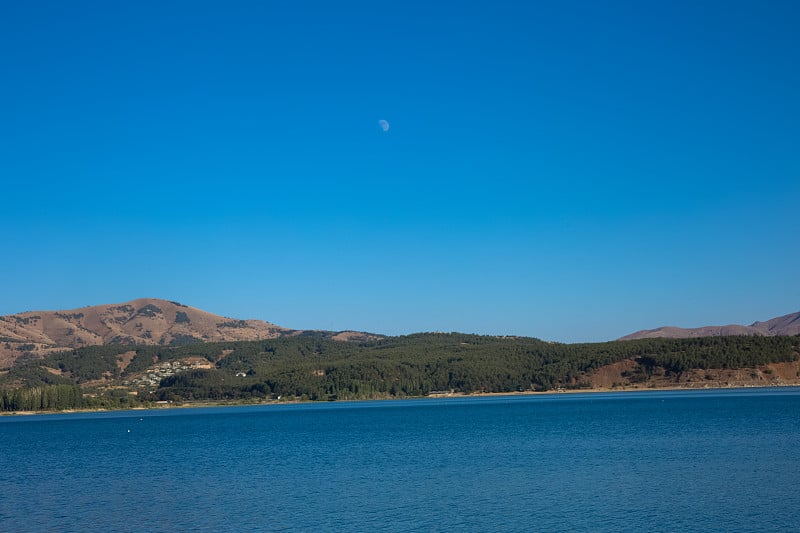 以拉齐格的哈扎尔湖(Elazığ)是该地区最重要的自然资产之一。