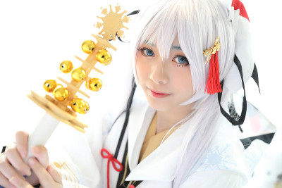 日本动漫cosplay，白色日本miko在白色调房间