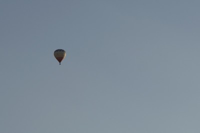 天空中的气球。