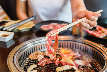 生牛肉片烧烤或日式烧肉片