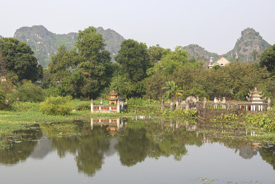 典型的越南彩色墓在池塘里