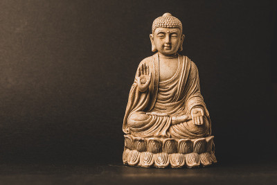 佛像在平静的休息姿势。释迦牟尼佛是世界三大宗教之一的精神导师。悉达多·乔达摩，悉达多·乔达摩