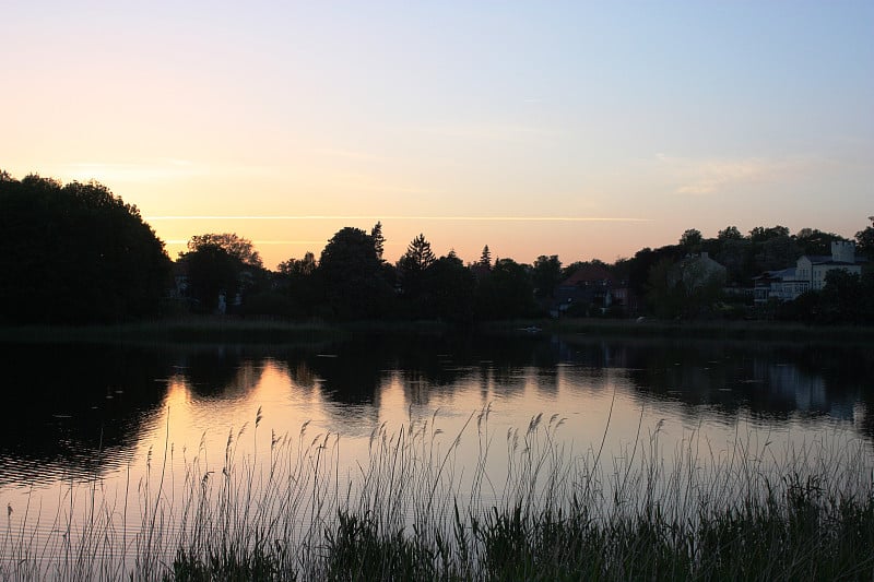 水面上的日落，“Knieper- teich”，Knieper Pond, Stralsund, D