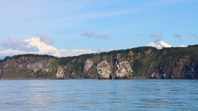 Tri Brata与Avachinsky和Koryaksky火山的背景