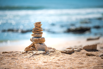 在佛罗里达海滩北部，圣奥古斯丁与大西洋海浪在模糊模糊的背景bokeh与shelly石灰岩石堆形成的海