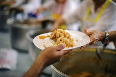 用免费的慈善食物救济无家可归的人