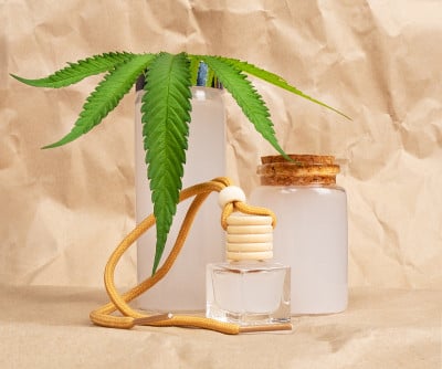 采用CBD提取液和绿叶手工制作的天然化妆品