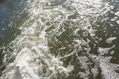 水流湍急的小水坝。用泡沫制成的线条和图案。