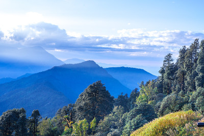 从北阿坎德邦哈利亚山顶俯瞰喜马拉雅山脉