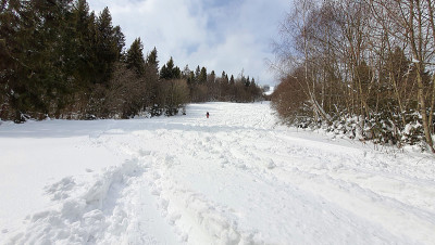 滑雪坡道上的男子滑雪者