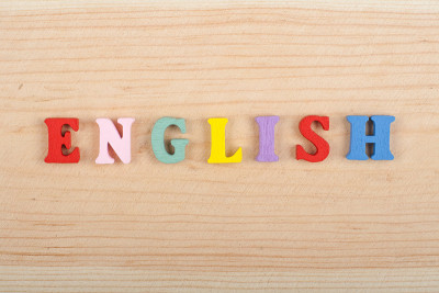 英语单词木制背景由彩色abc字母块木制字母组成，复制空间为广告文字。学习英语的概念