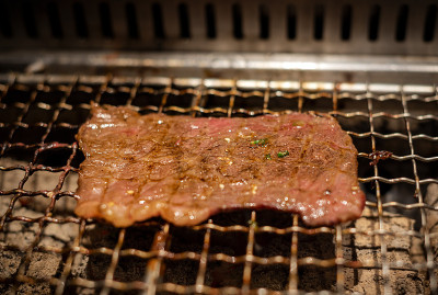 生牛肉和猪肉切片放在烤架上烧烤或日式烧肉