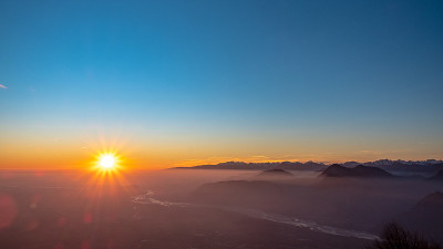 冬季的日落从弗鲁利-威尼斯朱利亚的高山山峰