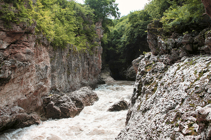 山河在峡谷中。