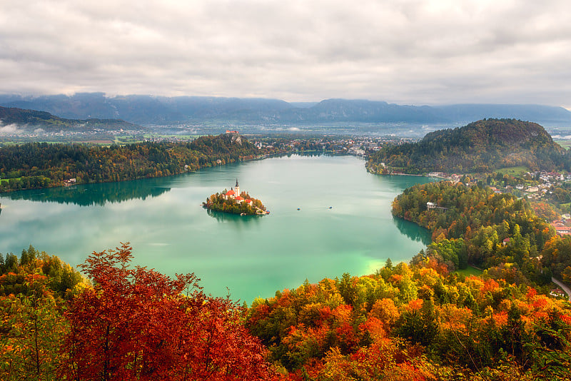 斯洛文尼亚著名的高山布莱德湖(Blejsko jezero)，令人惊叹的秋天风景。风景鸟瞰图，户外旅