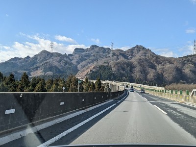 高速公路有一座大山