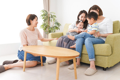 婴儿，孩子和妈妈在家里玩