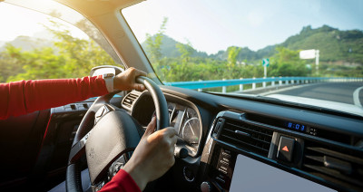 在高速公路上驾驶汽车