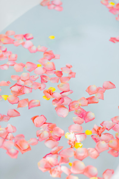 白色玫瑰花瓣浴。