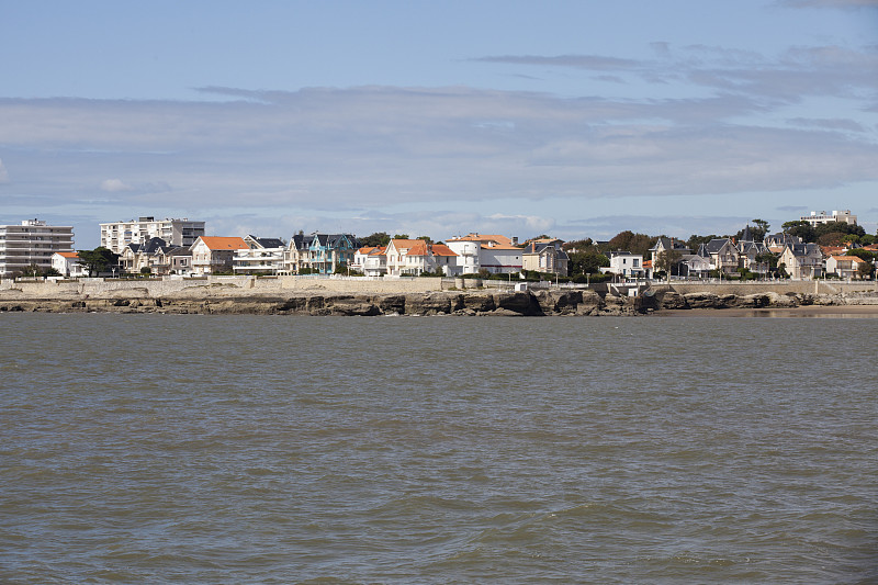 海岸线与罗亚海滨度假胜地与灰色旅游天空，法国