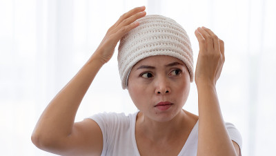一位乳腺癌患者在化疗后使用手帕