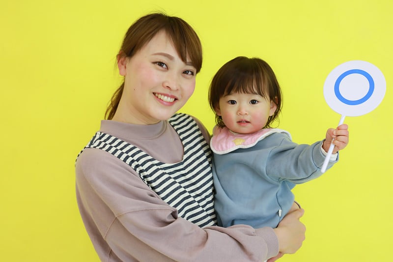 〇一个拿着账单的孩子和一个幼儿园老师的形象