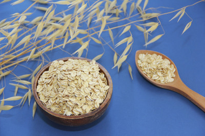 小的干燕麦片用于膳食营养