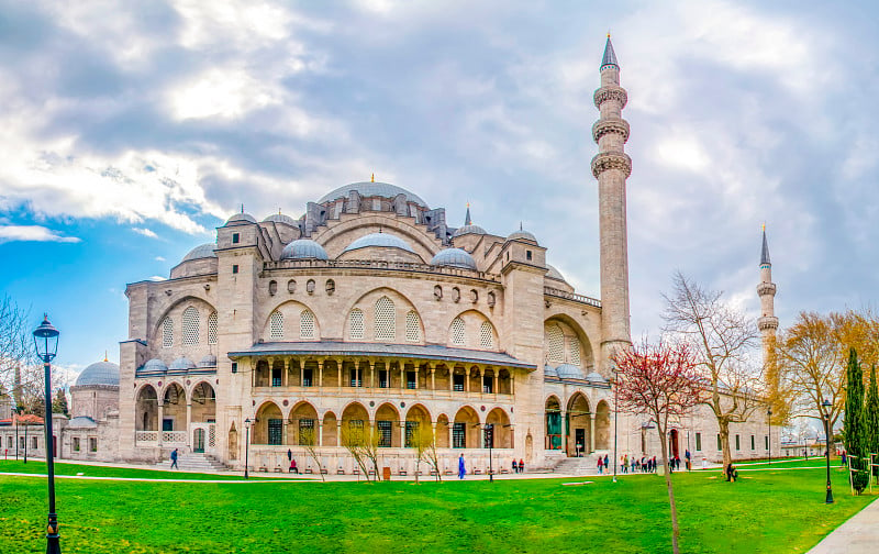 Süleymaniye清真寺是奥斯曼帝国的一座清真寺，位于土耳其伊斯坦布尔的第三山。