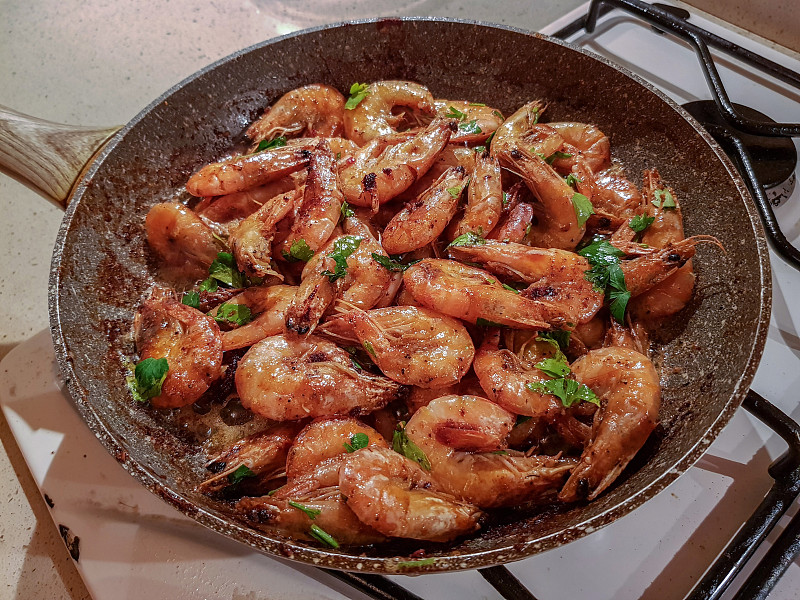 大虾在煎锅里煎