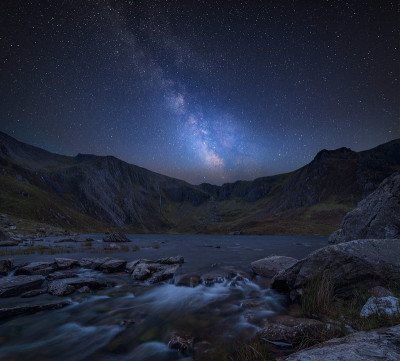 在斯诺登尼亚的Llyn Ogwen和Llyn Idwal附近的山脉中流淌的河流的穆迪景观图像的数字合