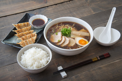 传统的东京风格的饺子拉面