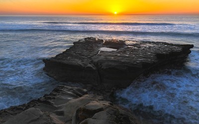 平岩和太平洋日落Torrey Pines州立海滩加州圣地亚哥