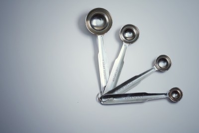 不同的测量勺在白色背景上隔离