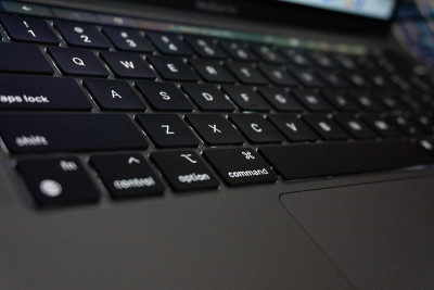 Macbook Pro M1键盘低角度特写